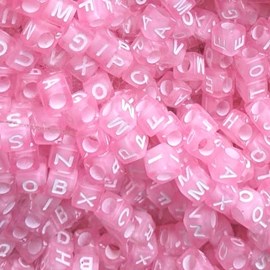 Miçanga cubo rosa c/ letra branca - 6 mm c/ 50 grs