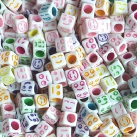 Miçanga quadrada rostinhos diversos - 6 mm c/ 50 grs Miçanga quadrada rostinhos diversos - 6 mm c/ 50 grs